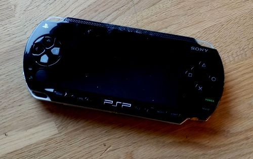 Landsdækkende fantom Dripping Sony PSP: Komplett konsoll med spill og minnekort - O'Briens Retro & Vintage
