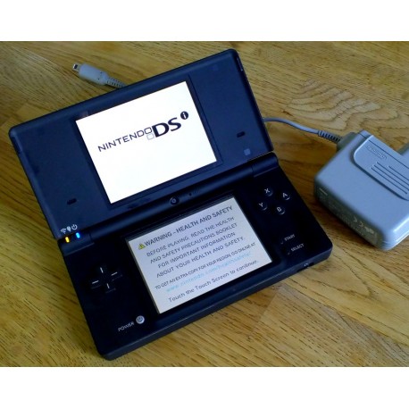 Nintendo DSi spillkonsoll med strømforsyning
