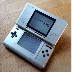 Nintendo DS spillkonsoll med strømforsyning