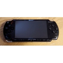 Sony PlayStation Portable - PSP2004 - Konsoll med lader og spill