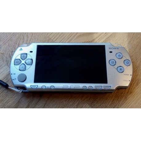 Sony PlayStation Portable - PSP2004 - Konsoll med lader og spill