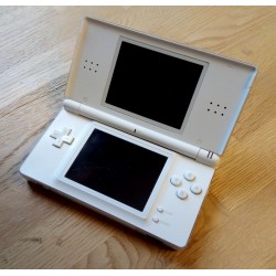 Nintendo DS Lite spillkonsoll med strømforsyning
