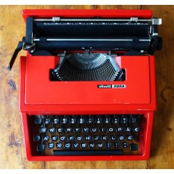 Rød vintage skrivemaskin- Olivetti Dora