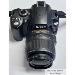 Nikon D60 digitalt kamera med lader, bæreveske og flere objektiver