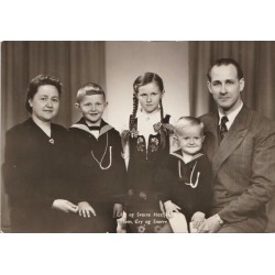 Lily og Sverre Hasfjord med familie - Postkort