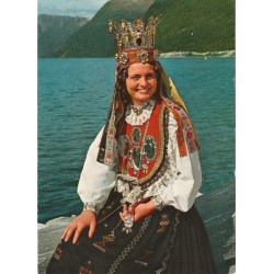 Brud i nasjonaldrakt ved Hornindalsvatn - Postkort