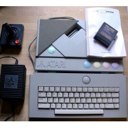 Atari XE Game System konsoll med tastatur, joystick og spill