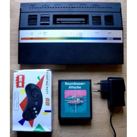 Atari 2600: Konsoll med joypad og spill